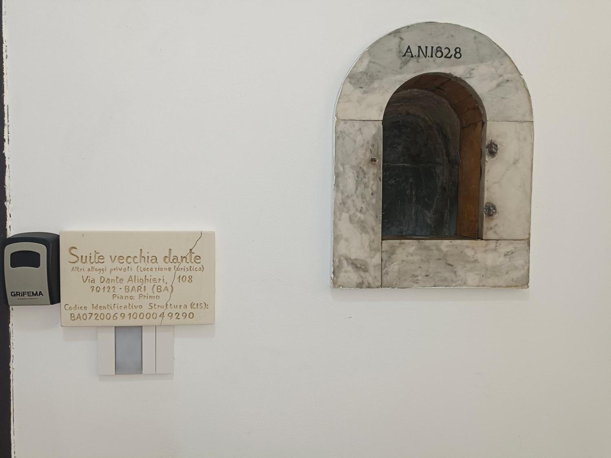 Suite Vecchia Dante Bari Bagian luar foto